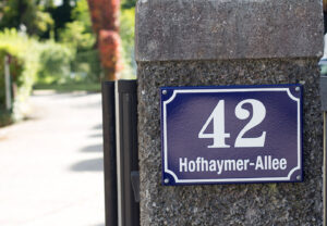 Schild Hofhaymer Allee 42
