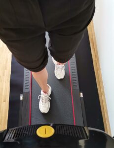 Beine auf Laufband in der Physio-Praxis