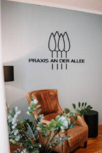 Gemütlicher Empfangsbereich der Physiotherapie Praxis an der Allee in Salzburg